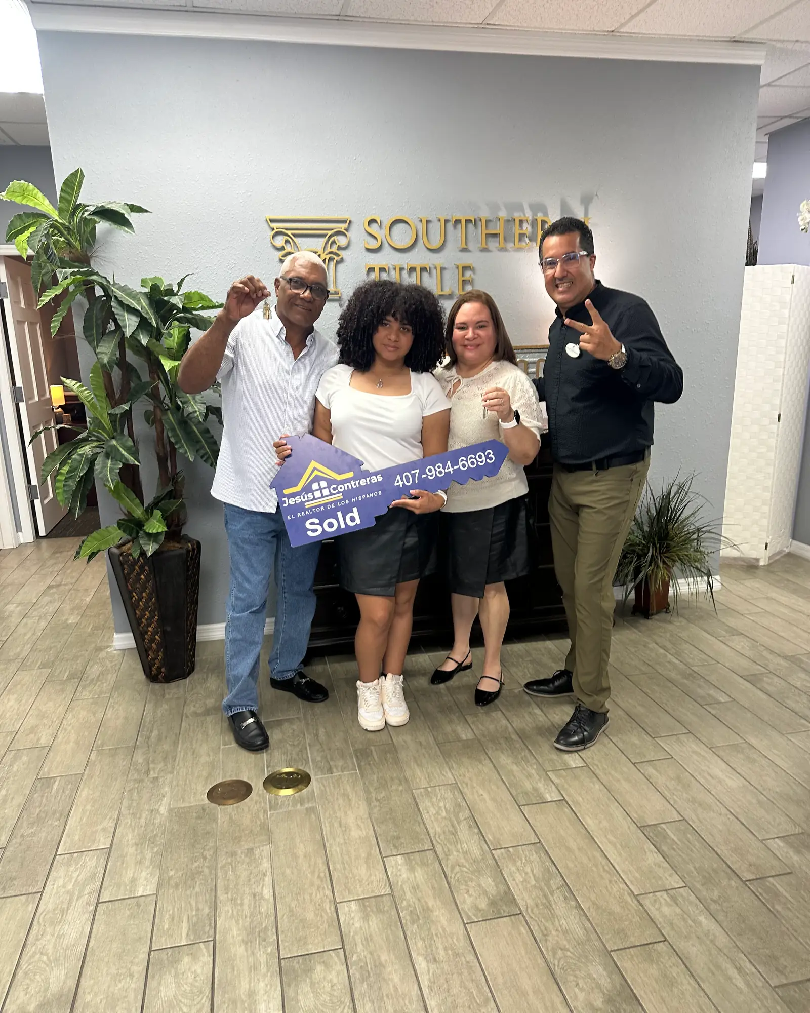 Jesús Contreras con una familia que celebra su cierre