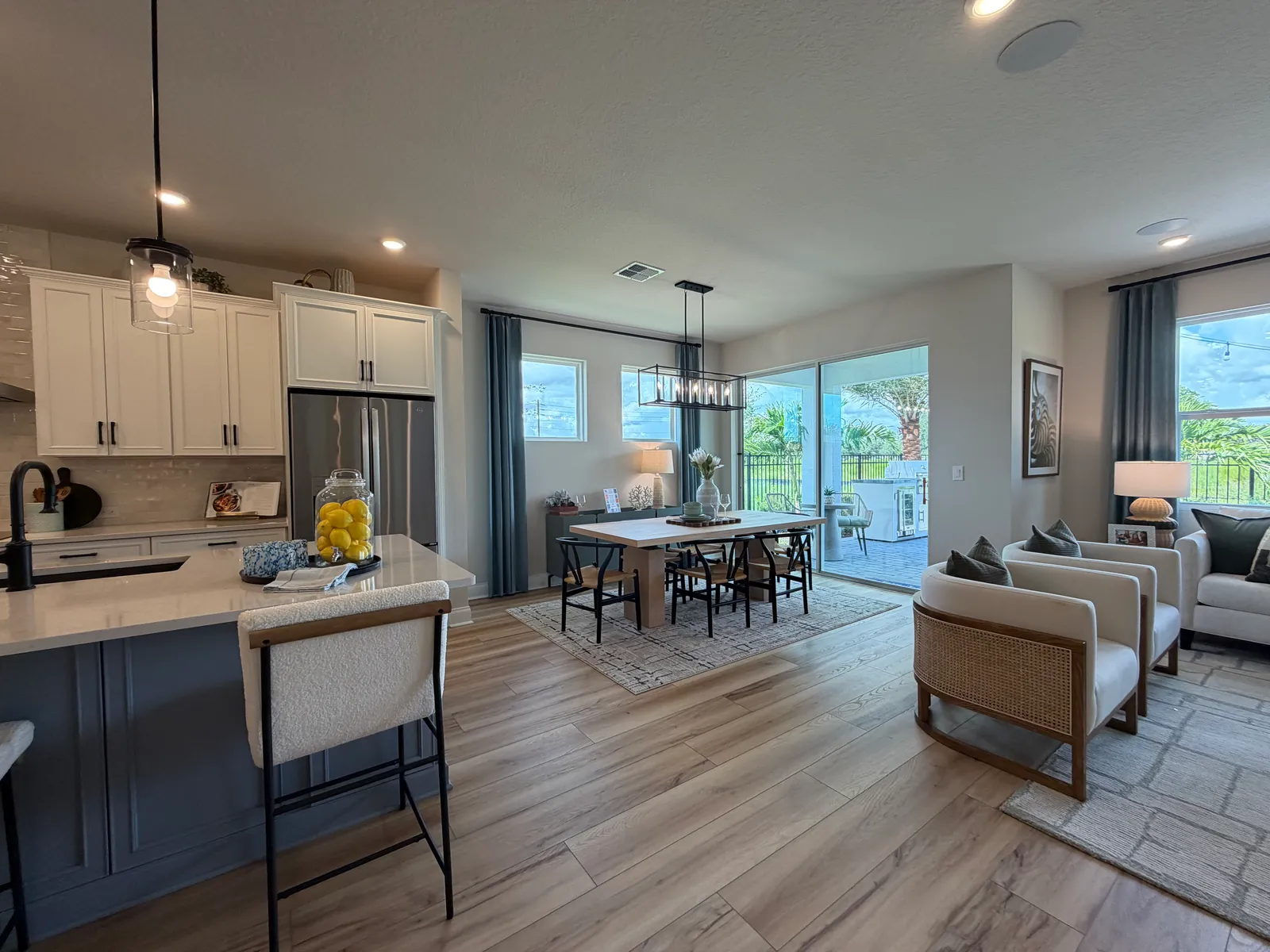Cocina, comedor y sala de concepto abierto en una casa modelo