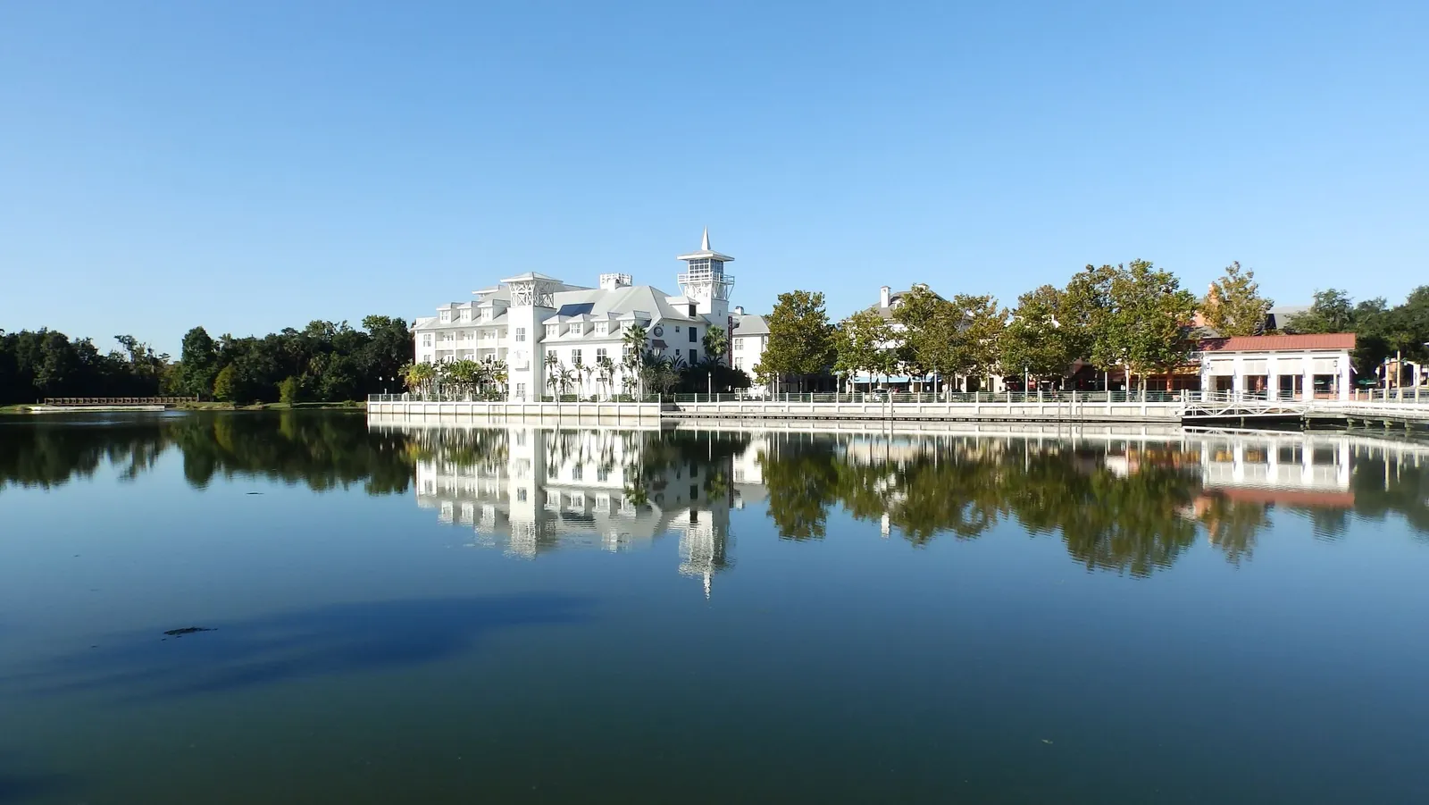 Edificio blanco frente al lago Rianhard, en Celebration, Florida