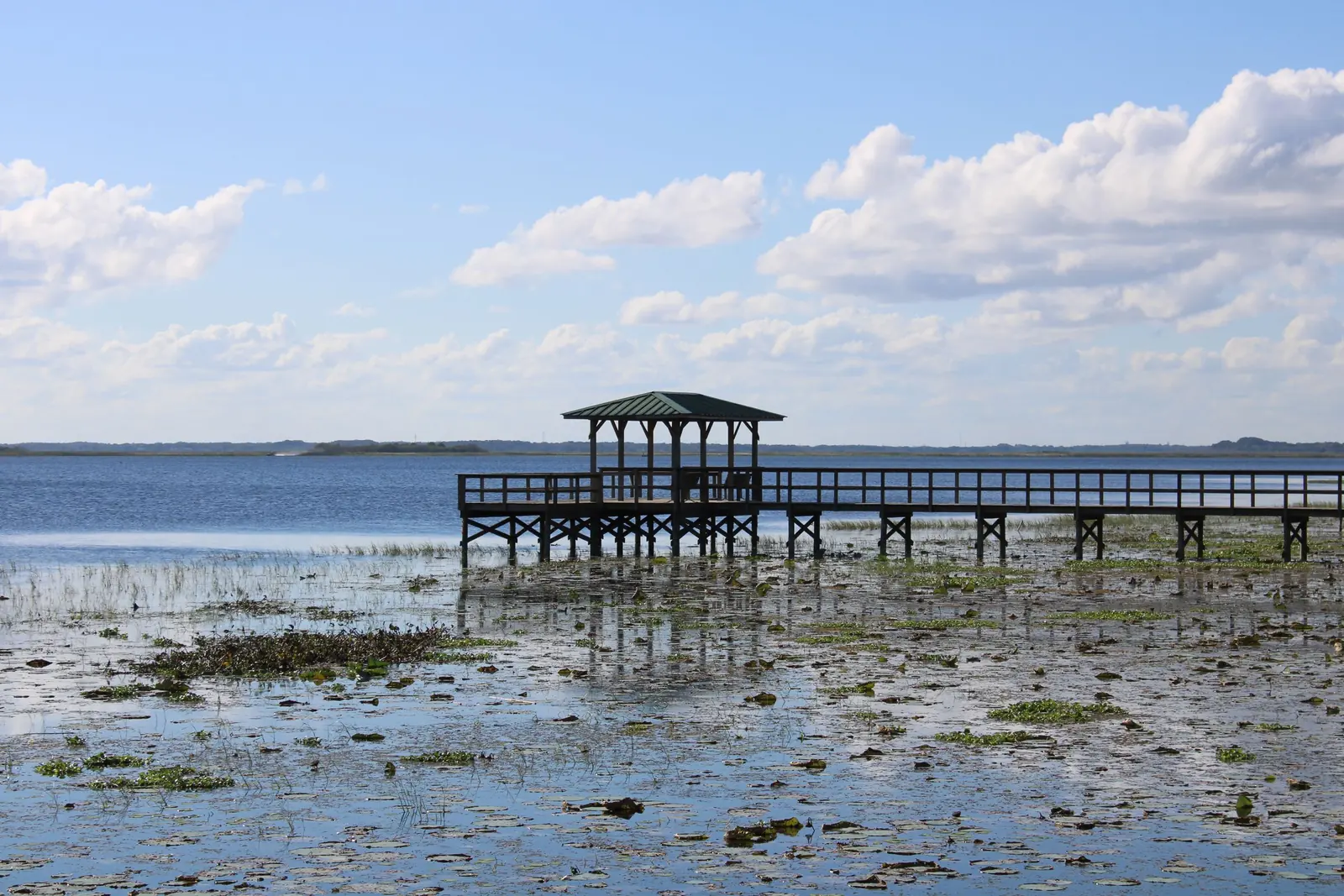 Muelle con un mirador techado sobre un lago amplio de Florida Central